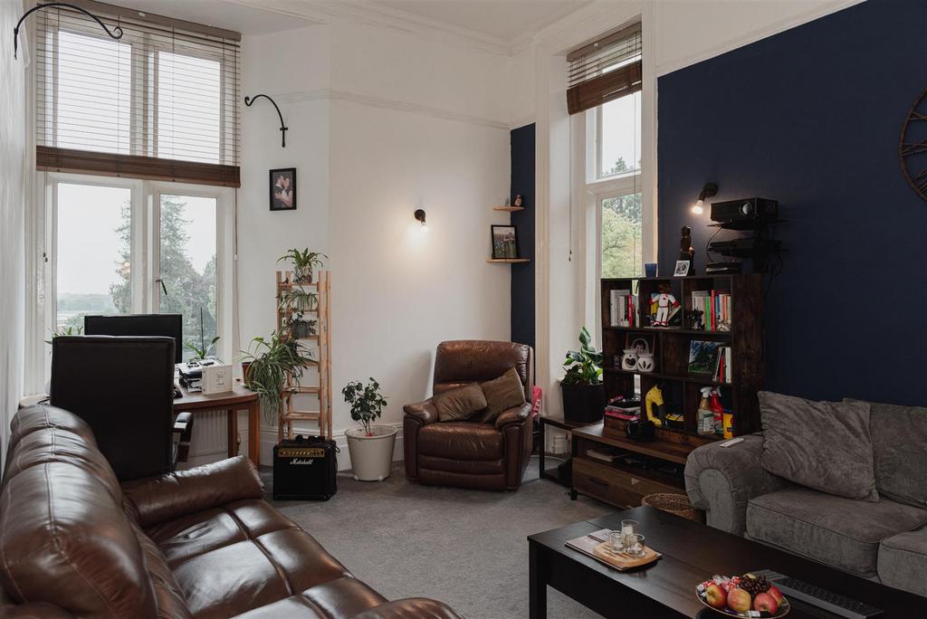 Royal Earlswood Park, Redhill 1 bed apartment to rent £1,500 pcm (£