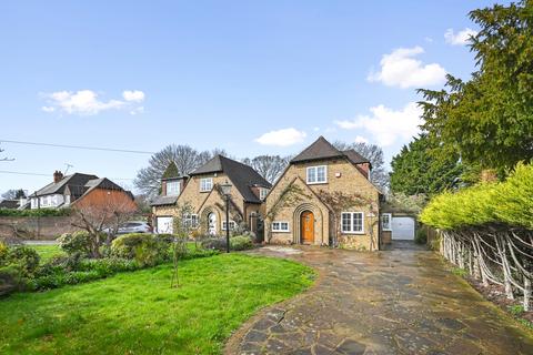 4 bedroom detached house to rent, Hercies Road, Uxbridge UB10