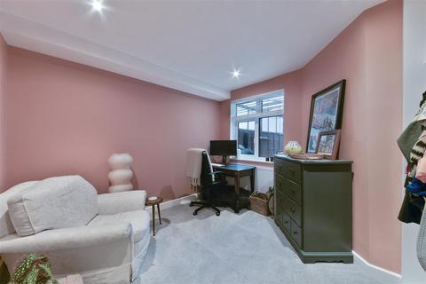 2 bedroom maisonette for sale, Dinton Road, Colliers Wood SW19