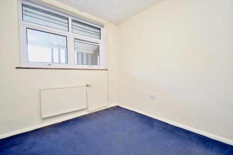 3 bedroom flat for sale, Radstone Walk, Rowlatts Hill, Leicester, LE5