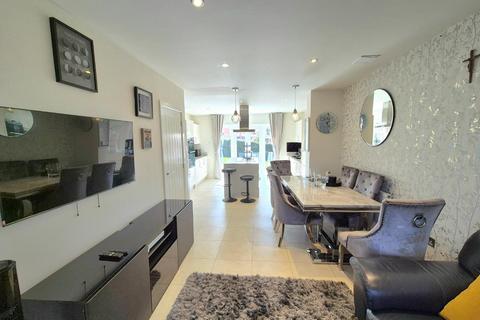 4 bedroom detached house to rent, Home Farm Drive, Northampton NN2