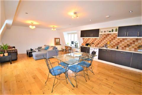 3 bedroom flat to rent, Hazlitt Mews, London W14