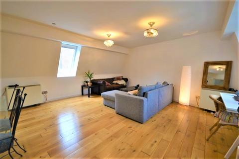 3 bedroom flat to rent, Hazlitt Mews, London W14