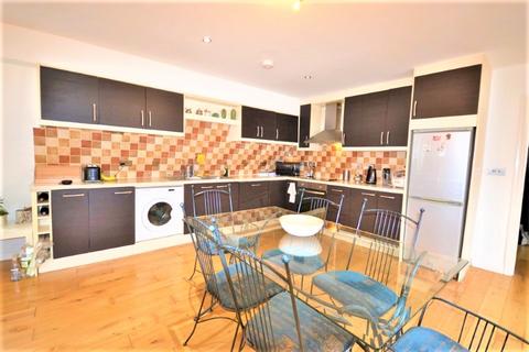 3 bedroom flat to rent, Hazlitt Mews, London W14