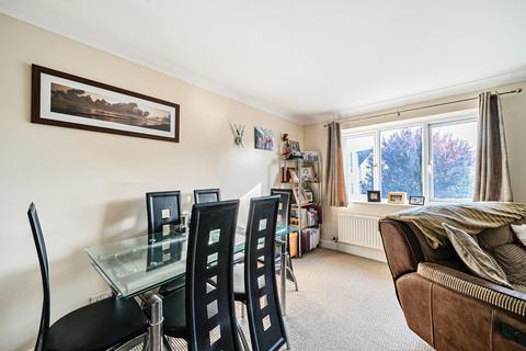 2 bedroom flat for sale, Station Road, Shalford, GU4