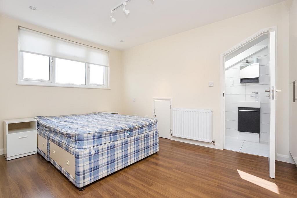 Flat 11, 120 Bunns Lane, NW7 (4).jpg