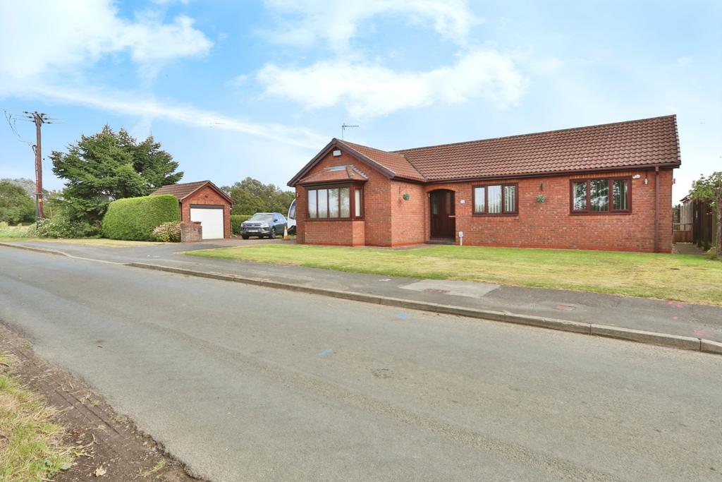 East End Road, Preston, Hull, HU12 8UJ 3 bed bungalow for sale £290,000