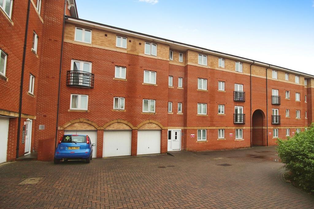 Saltash Road, Swindon SN2 2 bed apartment to rent £900 pcm (£208 pw)