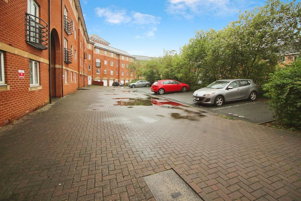 Saltash Road, Swindon SN2 2 bed apartment to rent £900 pcm (£208 pw)