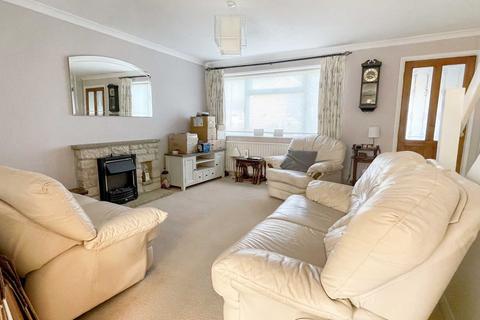 82 Beech Road, Horsham, RH12 4TX