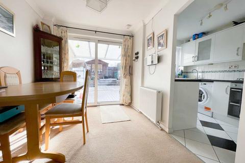 82 Beech Road, Horsham, RH12 4TX