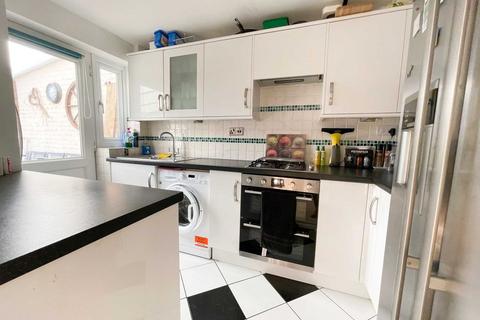82 Beech Road, Horsham, RH12 4TX