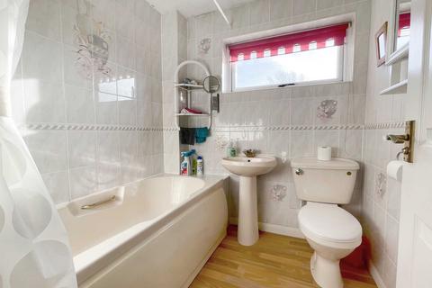 82 Beech Road, Horsham, RH12 4TX