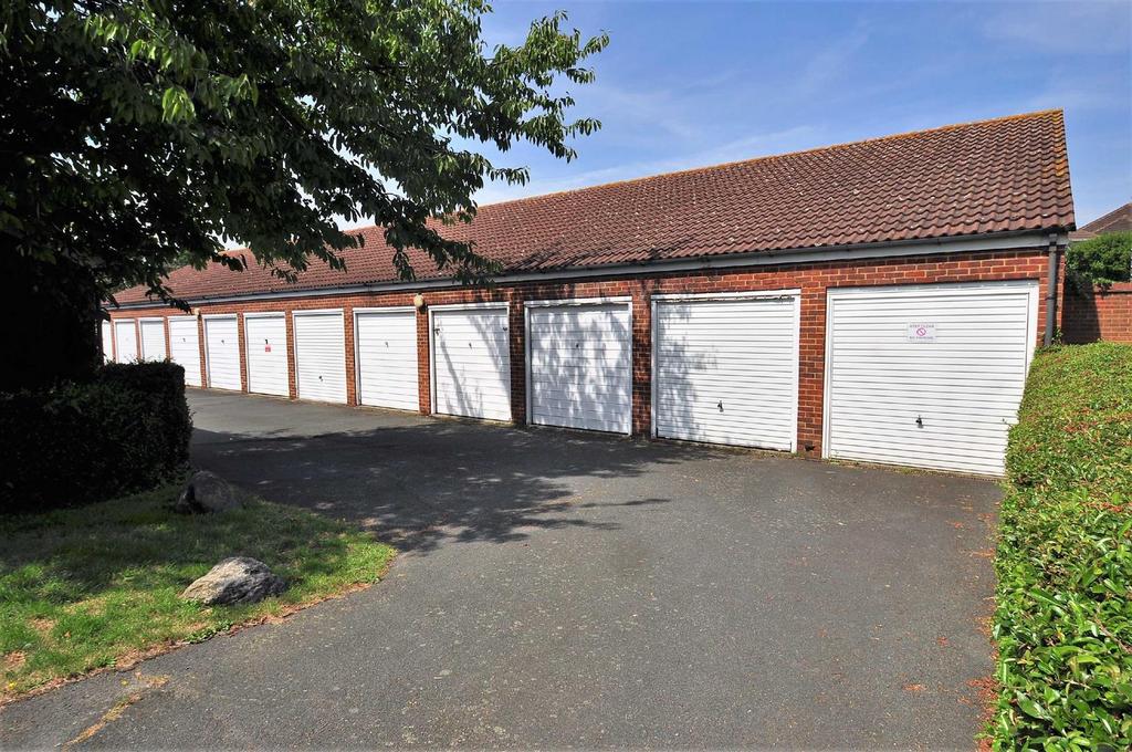 Fox Hollow Drive, Bexleyheath DA7 2 bed flat to rent £1,500 pcm (£346 pw)
