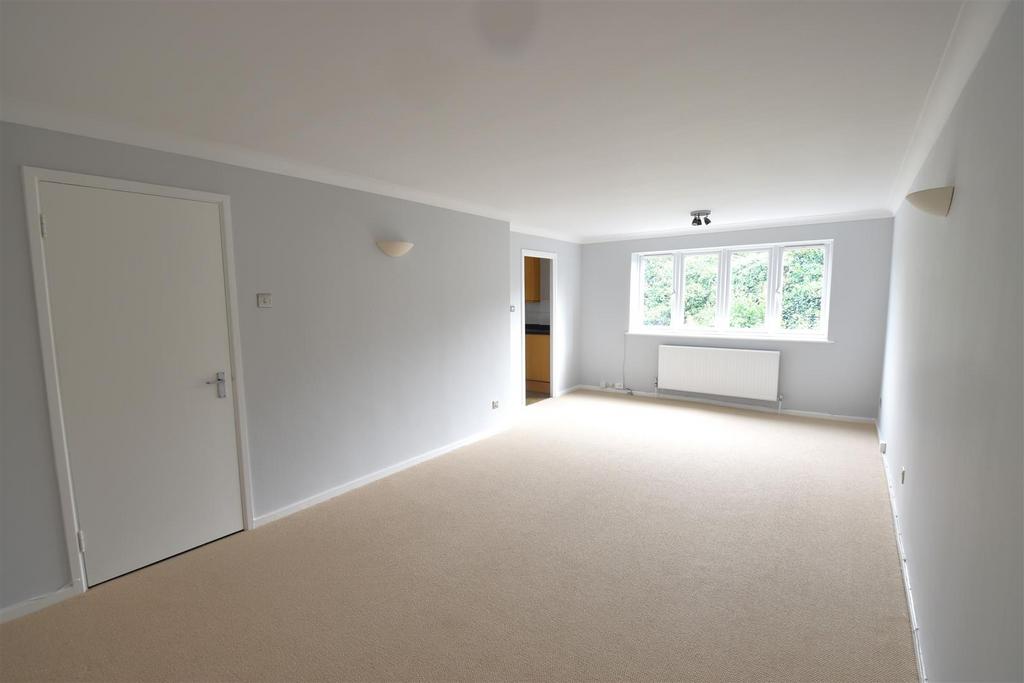Fox Hollow Drive, Bexleyheath DA7 2 bed flat to rent £1,500 pcm (£346 pw)