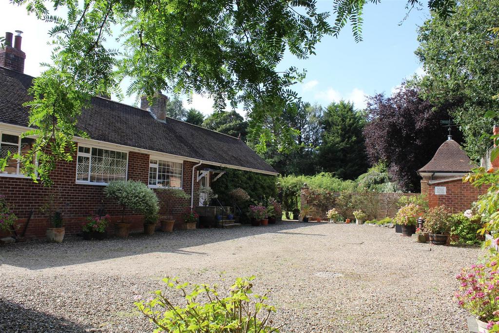 Driveway and courtyard parking