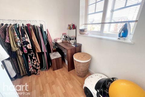 28 Thomas Chapman Grove, Northampton, NN4 8RQ