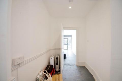 Property to rent, Lea Bridge Road, London E17