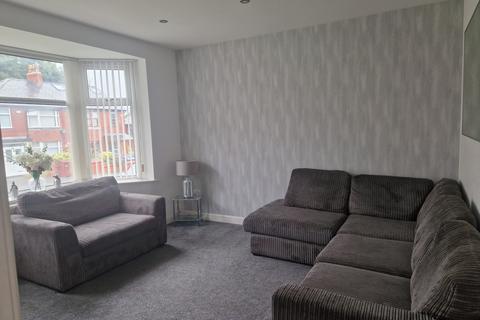 3 bedroom semi-detached house to rent, Eastgrove Avenue, Bolton BL1