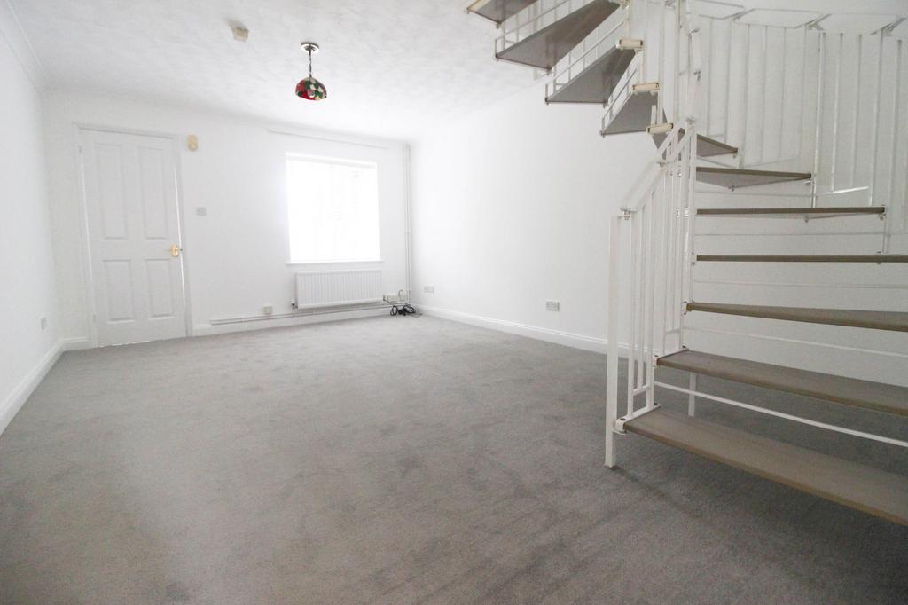Dewell Mews, Swindon SN3 2 bed semidetached house to rent £1,150 pcm (£265 pw)
