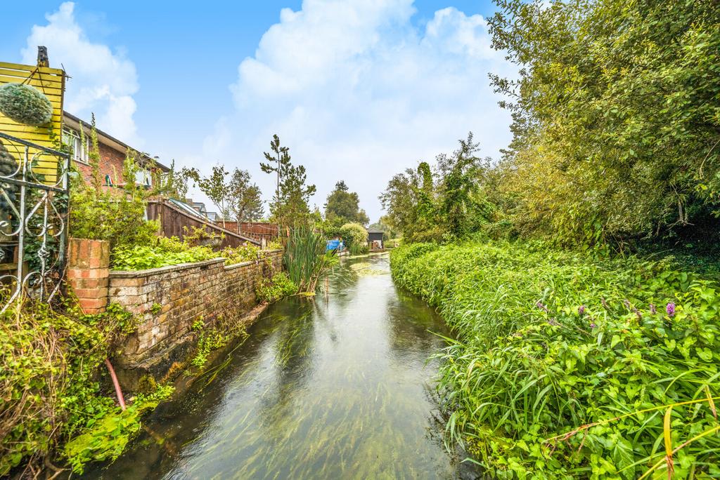 Linden Way, Shepperton, Surrey, TW17 2 bed semidetached house for sale