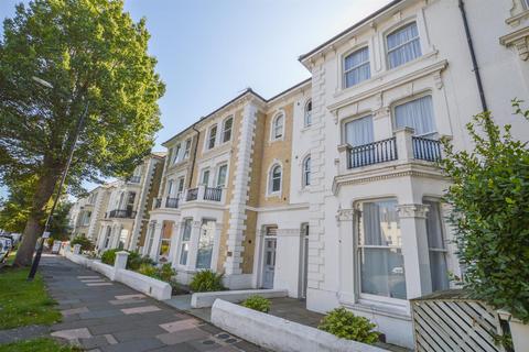 2 bedroom flat to rent, Lushington Road, Eastbourne