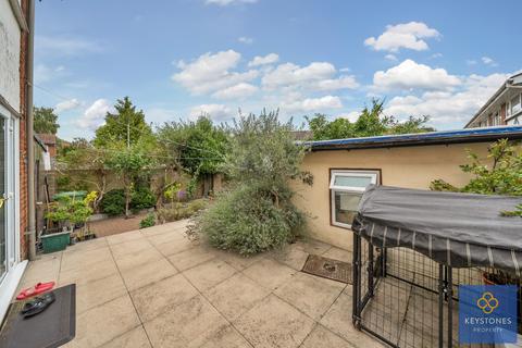 36 Defoe Way, Romford, RM5 2HR