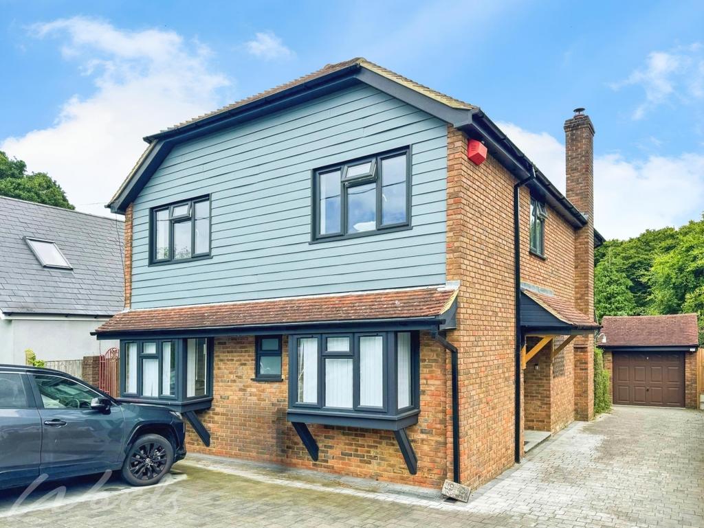 Hallsfield Road Chatham ME5 4 bed detached house to rent £2,500 pcm