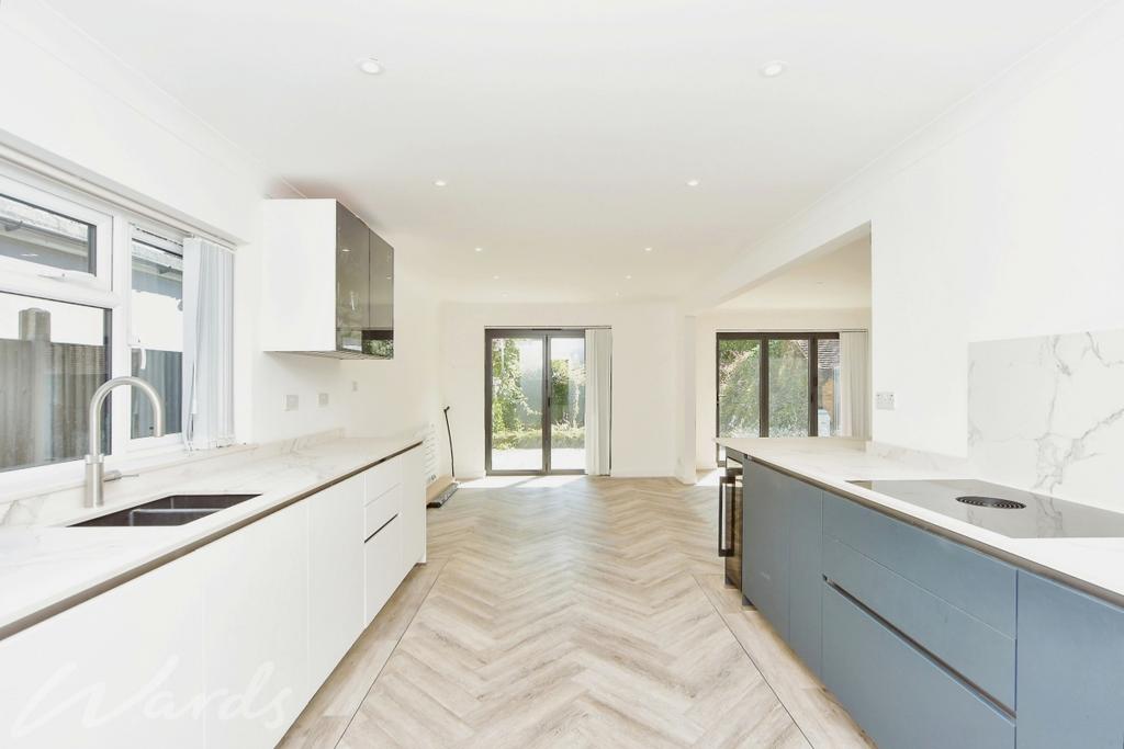 Hallsfield Road Chatham ME5 4 bed detached house to rent £2,500 pcm
