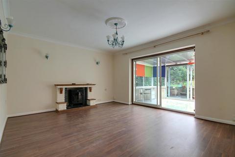 2 bedroom detached house to rent, Lechmere Avenue, Chigwell IG7