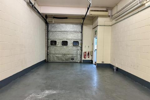 Industrial unit to rent, Kelvin Way, Crawley