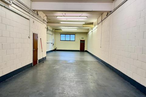 Industrial unit to rent, Kelvin Way, Crawley