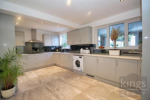 28 Dickson, Cheshunt, Waltham Cross, EN7 6HD