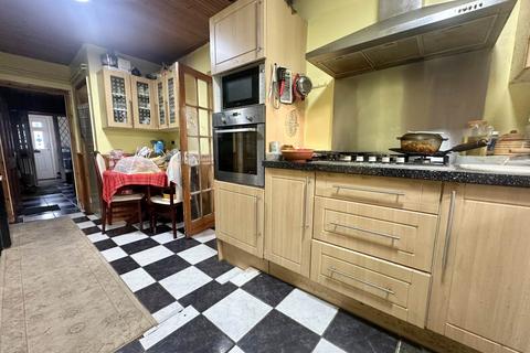 4 bedroom semi-detached house for sale, Midhurst Gardens, Luton LU3