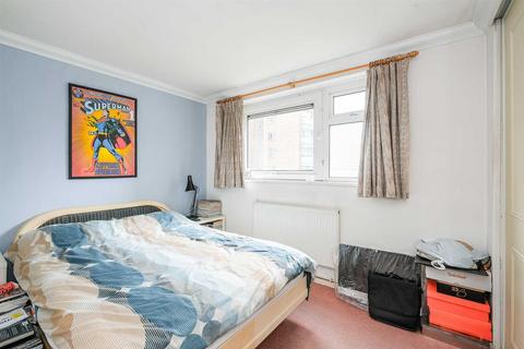 1 bedroom flat for sale, Gardner Close, Wanstead