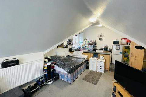 Studio to rent, Parsonage Road, Heaton Moor, Stockport, SK4