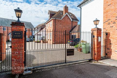 4 bedroom link detached house for sale, High Street, BRAY