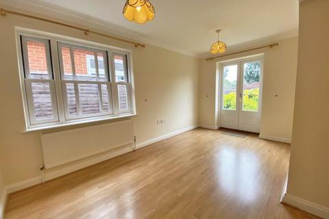 4 bedroom detached house to rent, Waldens Park Road, Woking GU21