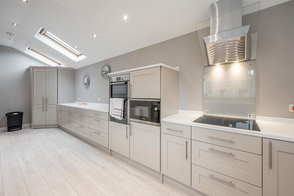 Lane, Kingswinford, DY6 9PN 4 bed detached house for sale £