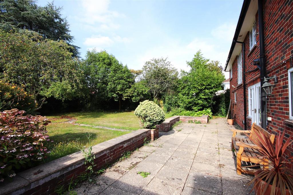 Rookes Lane, Lymington 5 bed detached house to rent £2,500 pcm (£577 pw)
