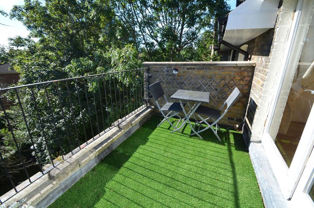 Hamlet Road, Crystal Palace SE19 2 bed flat to rent £1,700 pcm (£392 pw)