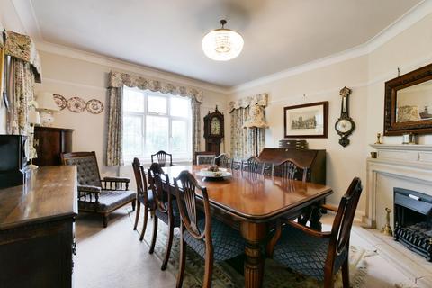 4 bedroom terraced house to rent, Burford Road, Cirencester, GL7