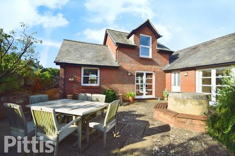 3 bedroom detached house to rent, Worsley Road Cowes PO31