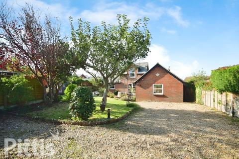 3 bedroom detached house to rent, Worsley Road Cowes PO31