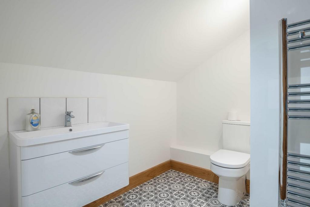 "Jack and Jill" shower room