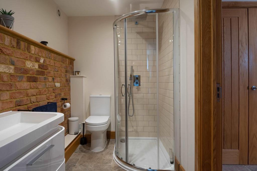"Jack and Jill" shower room
