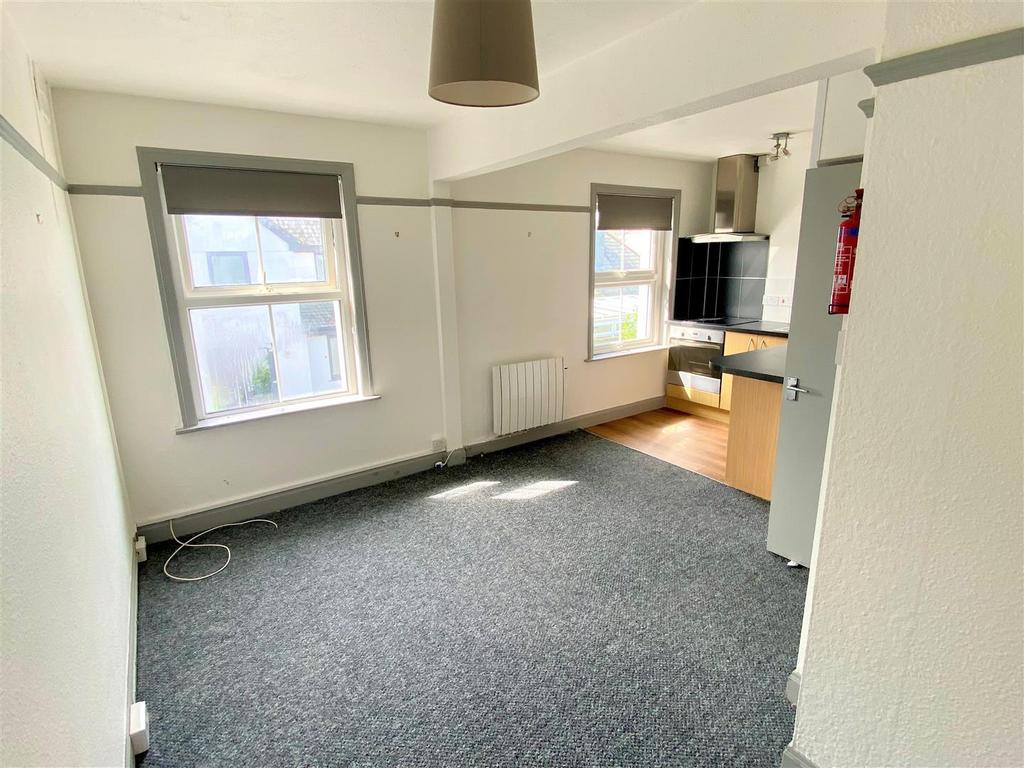 Pentire Avenue, Newquay TR7 Studio to rent £595 pcm (£137 pw)