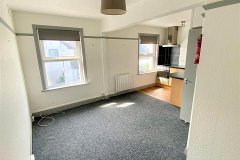 Studio to rent, Pentire Avenue, Newquay TR7