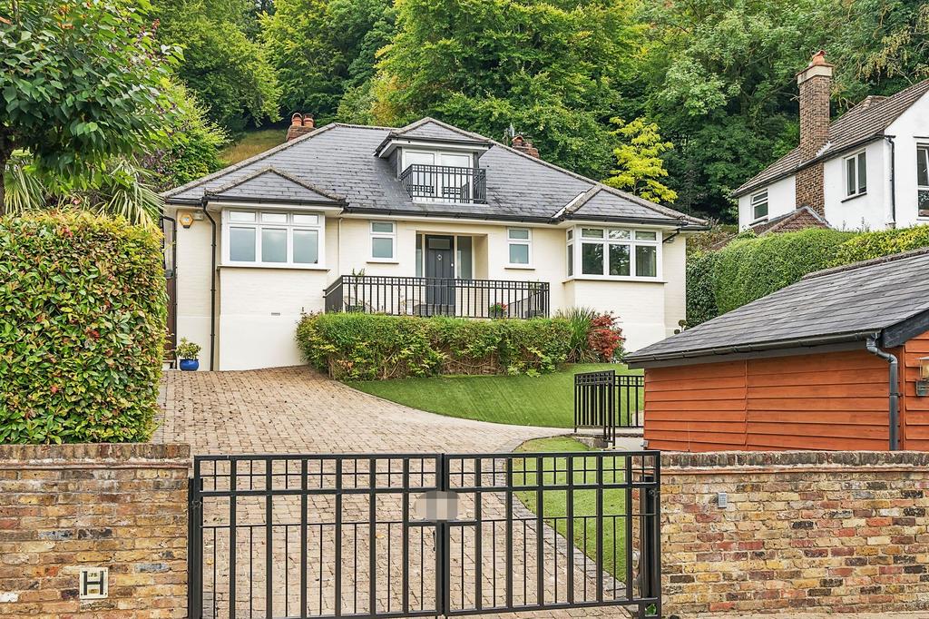 Stuart Road, Warlingham CR6 3 bed detached house for sale £800,000