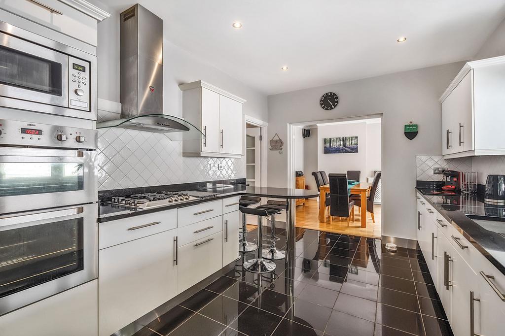 Stuart Road, Warlingham CR6 3 bed detached house for sale £800,000